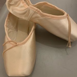 Suffolk Pointe Shoes: Spotlight Standard 4.5 XXN